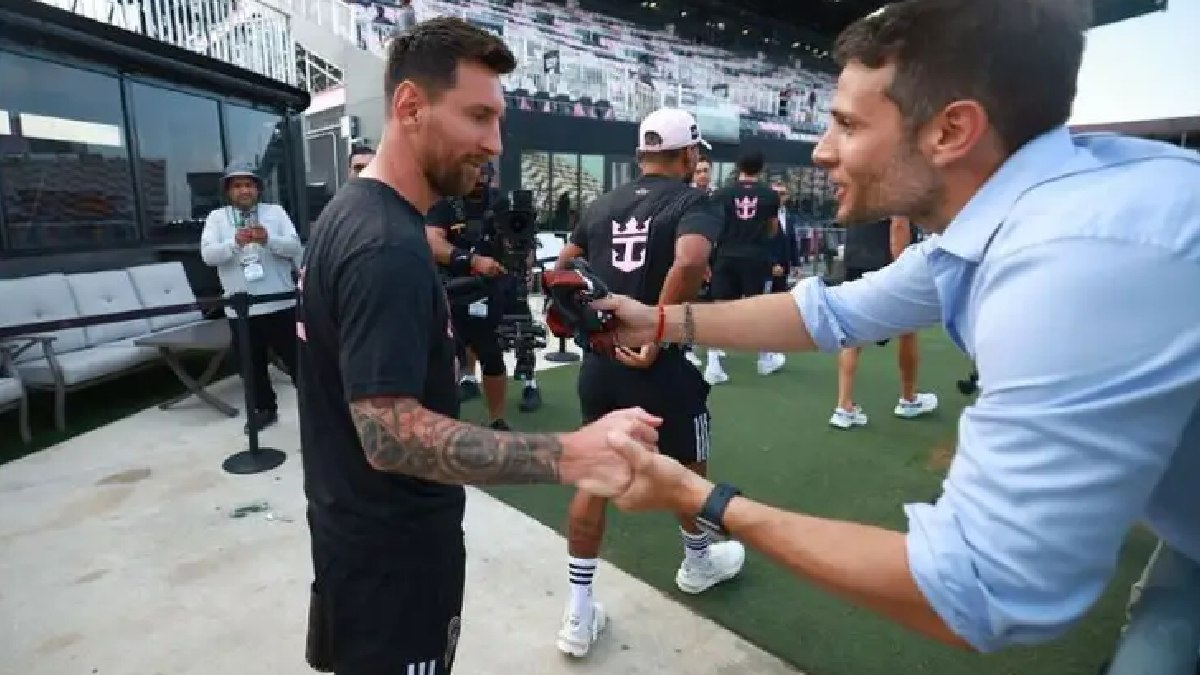 El emocionante regalo que Esteban Edul le hizo a Lionel Messi en su llegada al estadio (Foto: Twitter)
