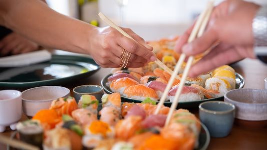 Sushi criollo: por qué la solución para reemplazar al salmón puede ser una alternativa con poco futuro