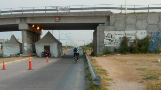 Una mujer denunció que el padre de su hija no le paga la cuota alimentaria en un pasacalle