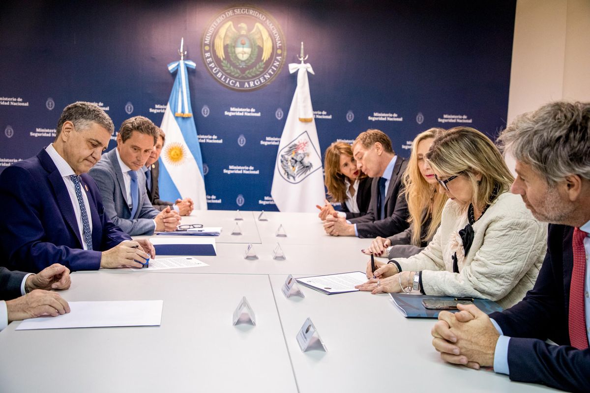 El acto estuvo encabezado por Karina Milei, Diego Santilli y el jefe de Gobierno porte&ntilde;o, Jorge Macri. (Foto: Ministerio de Seguridad)