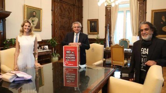 La misteriosa foto de Alberto Fernández con un cartel contra el acuerdo porcino con China