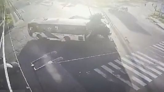 Impactante video del brutal choque de un camión y un colectivo: hay 2 muertos y una víctima mutilada