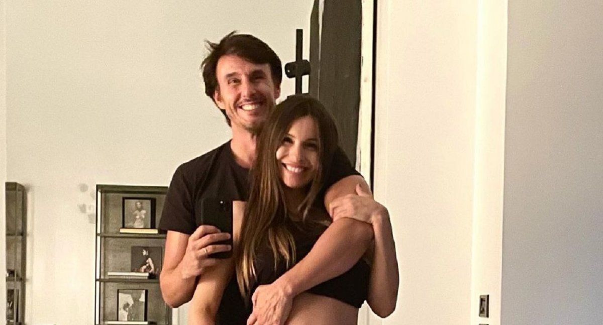 La imagen más tierna de Moritán besando la pancita de Pampita