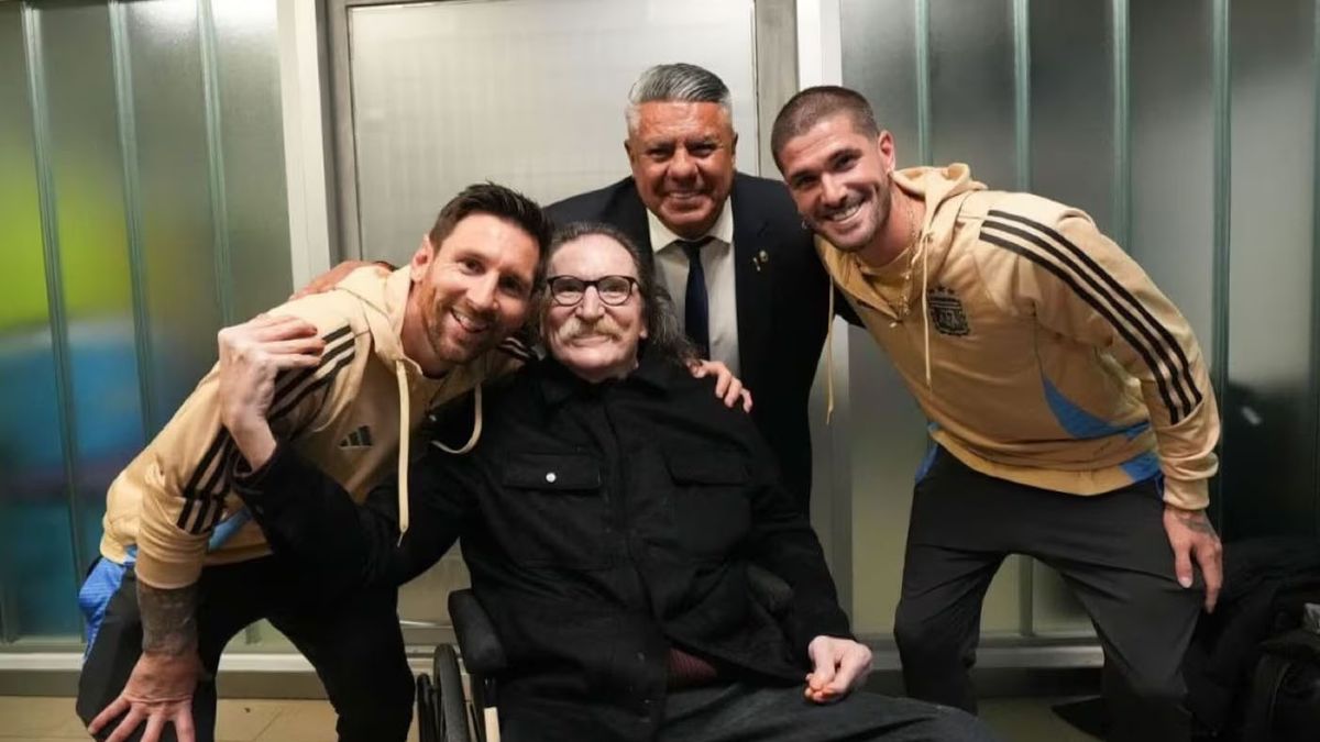 Messi y Charly García en el monumental. Dos leyendas bien nuestras, en una foto para la eternidad. (Foto: IG@chiquitapia)