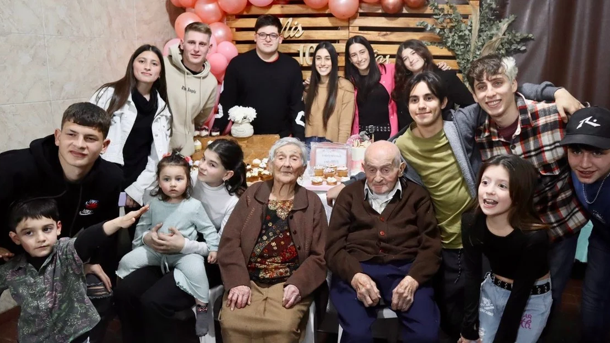 Ella cumpli&oacute; 100 a&ntilde;os pero &eacute;l ya tiene 101: 70 kilos de asado, limoncello y tiramis&uacute;