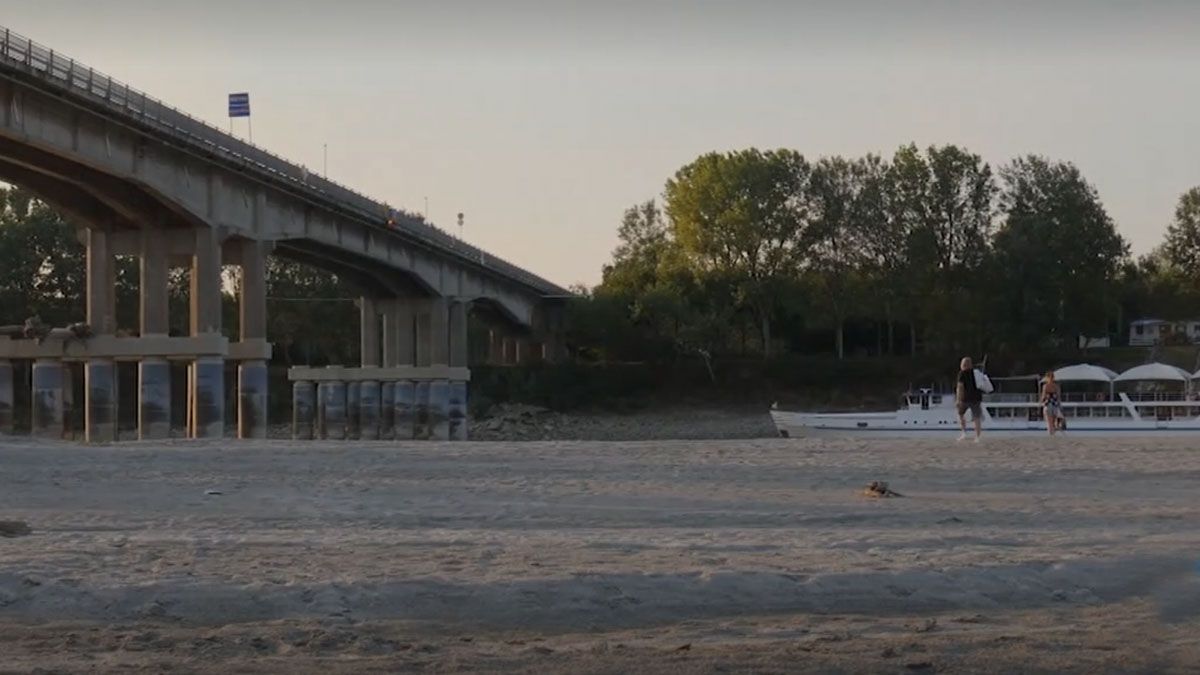 Por la sequía extrema en Italia, los puentes se pueden cruzar por el lecho seco del río (Foto: Gentileza Euronews)