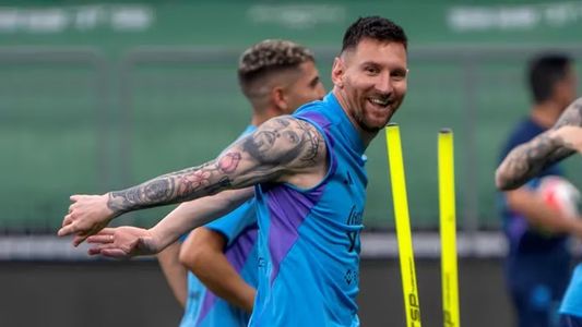 Un fanático quiso llamar la atención de Lionel Messi y la respuesta que recibió dejó a todos impactados