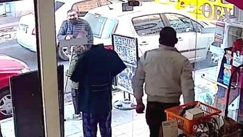 Insólito robo en Córdoba: mientras uno la distraía, el otro gateaba para robarle el local