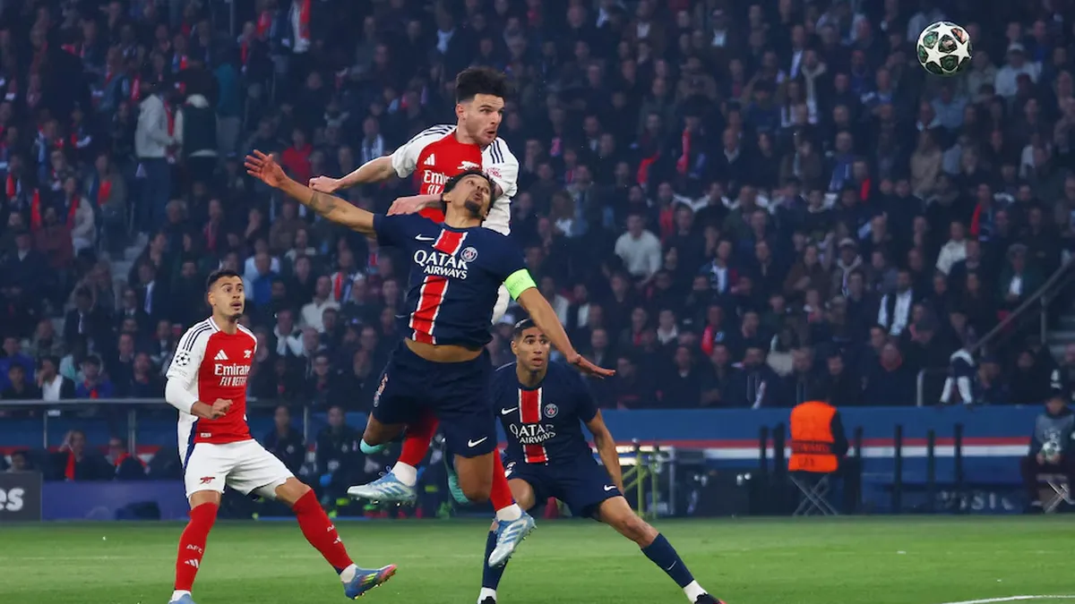 Declan Rice gan&oacute; de cabeza en el &aacute;rea del PSG, pero no pudo convertir el gol (Foto: REUTERS)