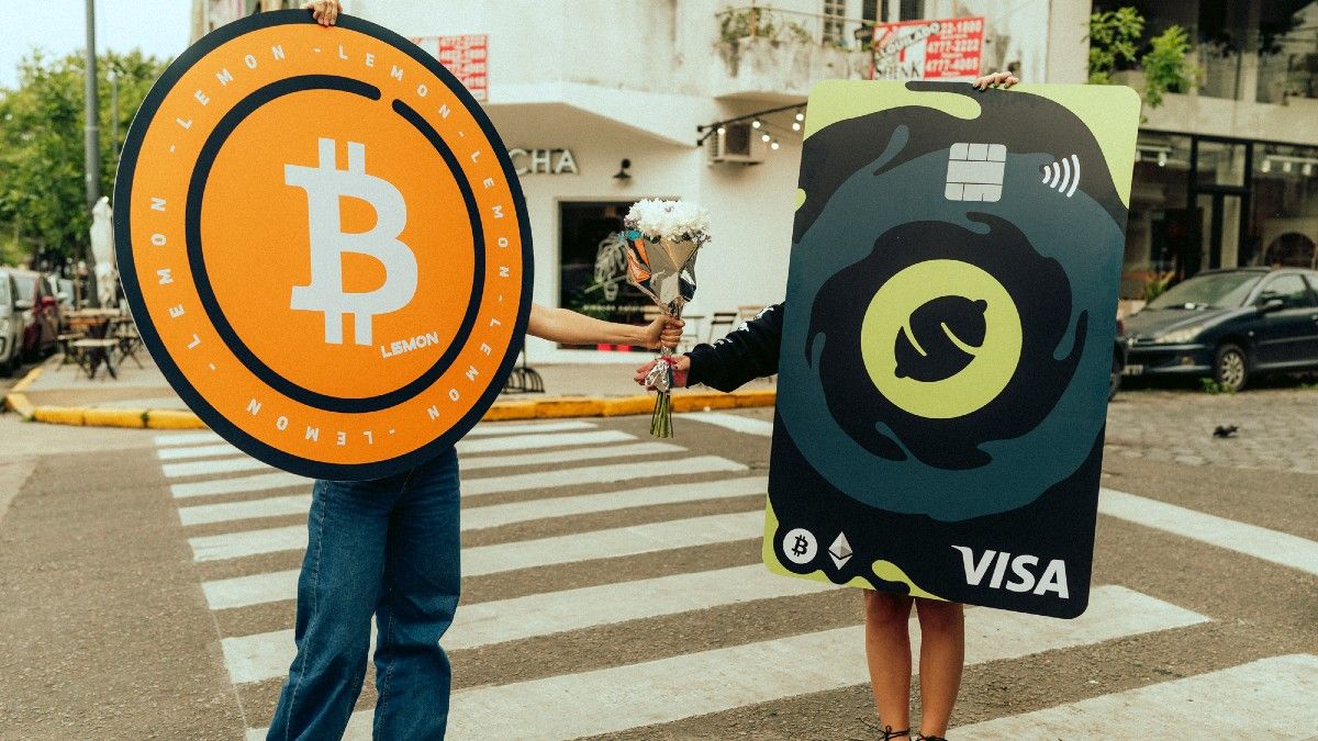 Comprar con tarjeta y ganar Bitcoin: la nueva opción que seduce a los usuarios