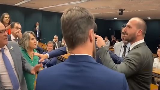 Eduardo Bolsonaro quiso golpear a un diputado que insinuó que el ataque a su padre en 2018 fue mentira