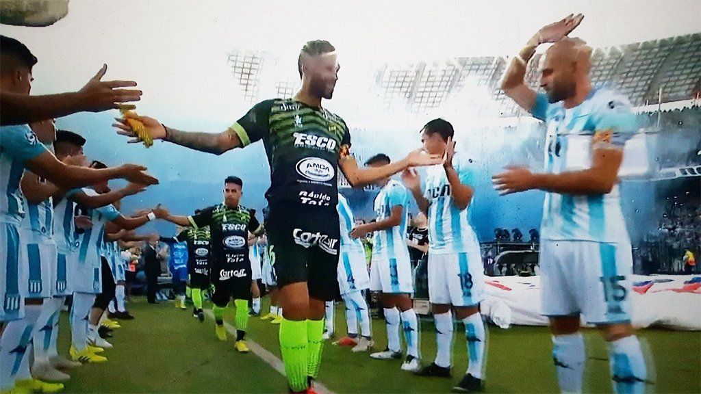 Los jugadores de Racing le hicieron un pasillo de honor a sus colegas de Defensa y Justicia