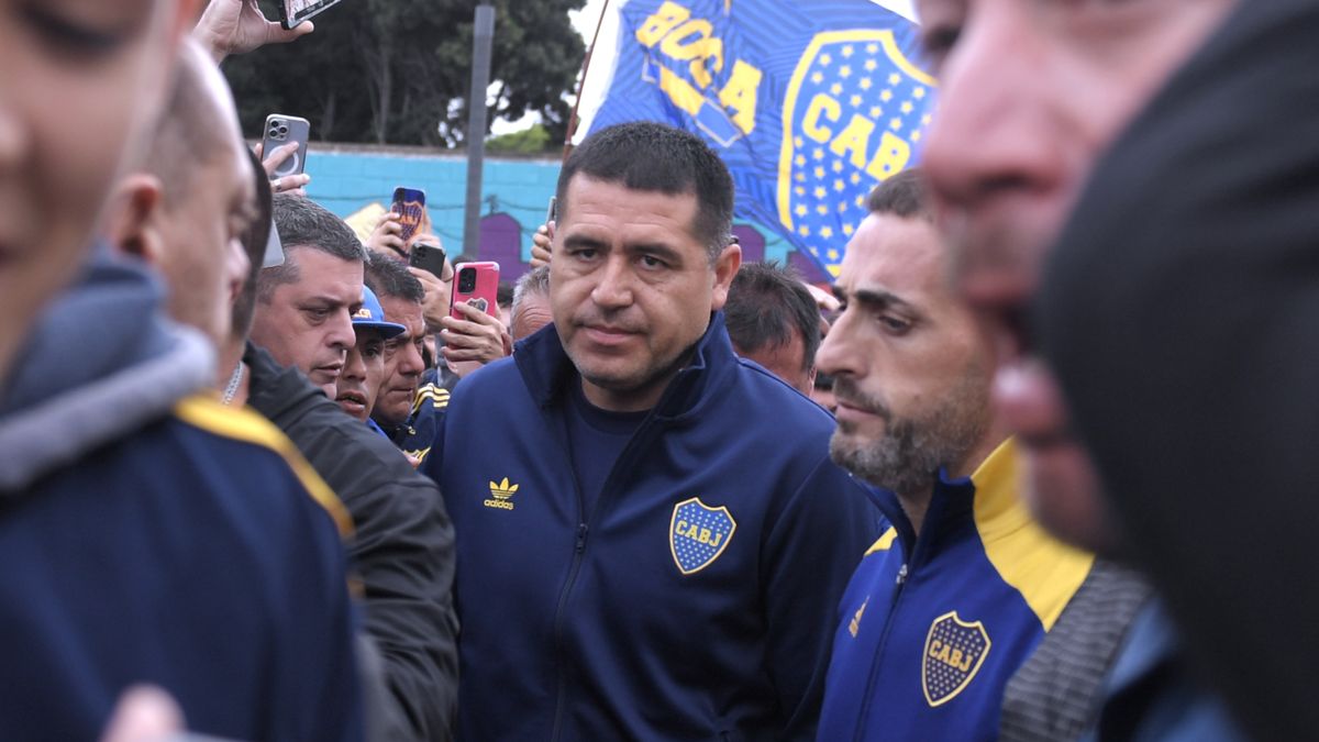 Juan Román Riquelme llegó a la marcha de los hinchas de Boca por la suspensión de las elecciones