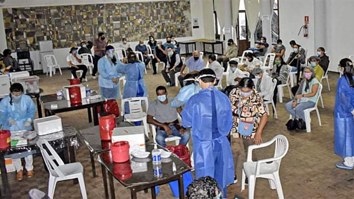 Uruguay acelera su plan de vacunación. Incluirá a los residentes extranjeros en un nuevo registro (Foto: AP)