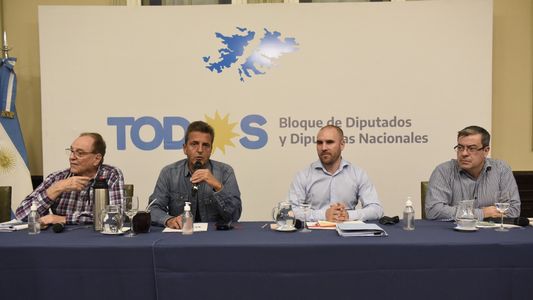 Acuerdo con el FMI: repliegue táctico de La Cámpora, la jugada de los intendentes y las tertulias de la oposición