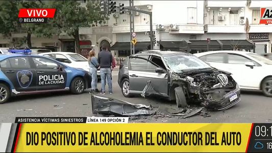 Impactante choque entre un colectivo y un auto en Avenida del Libertador: el conductor dio positivo de alcohol