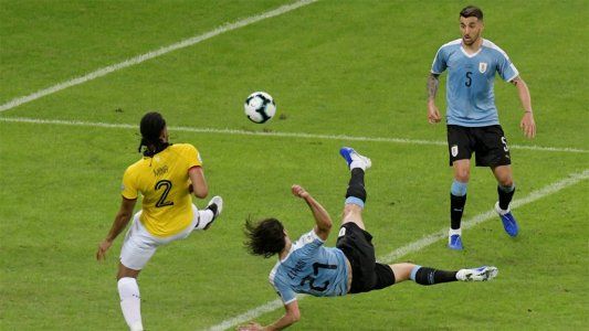 De pie: la tijera de Edinson Cavani para el 2-0 de Uruguay ante Ecuador