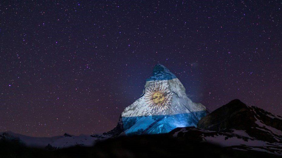 Coronavirus: la bandera Argentina, proyectada en los alpes suizos