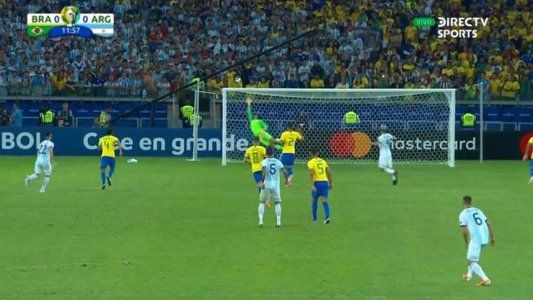¡Casi le rompe el arco! Un bombazo de Leandro Paredes asustó a todo Brasil