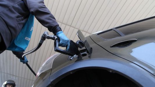 Aumento de naftas: las petroleras adelantaron una semana la suba del 4,5% de julio