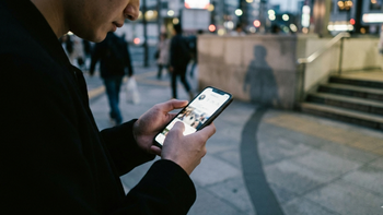 el gesto silencioso que todos hacen con el celular y que podria ponerte en riesgo el gesto silencioso que todos hacen con el celular y que podria ponerte en riesgo