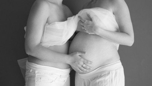 Un fallo inédito: la Justicia reconoció la comaternidad de dos mujeres que tuvieron a su hijo por inseminación casera