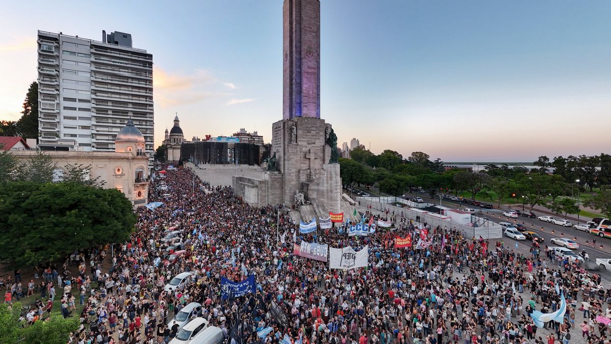 Miles de personas se manifestaron en Rosario contra el DNU de Javier Milei. (Foto: Rosario3)