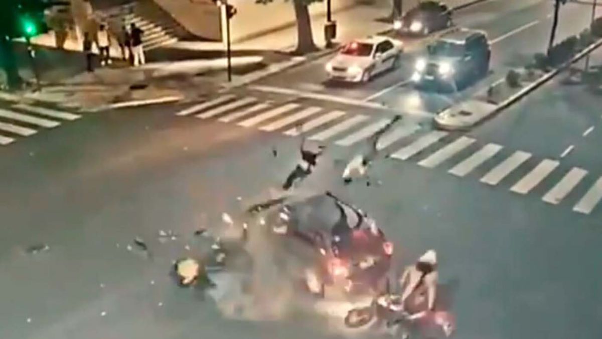 Video: el impresionante choque mortal entre una camioneta y dos motos en La  Plata