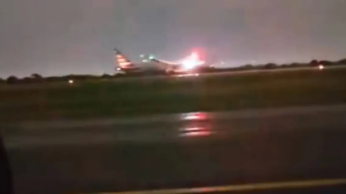 El momento en el que le pega el rayo al avión. (Foto: captura)