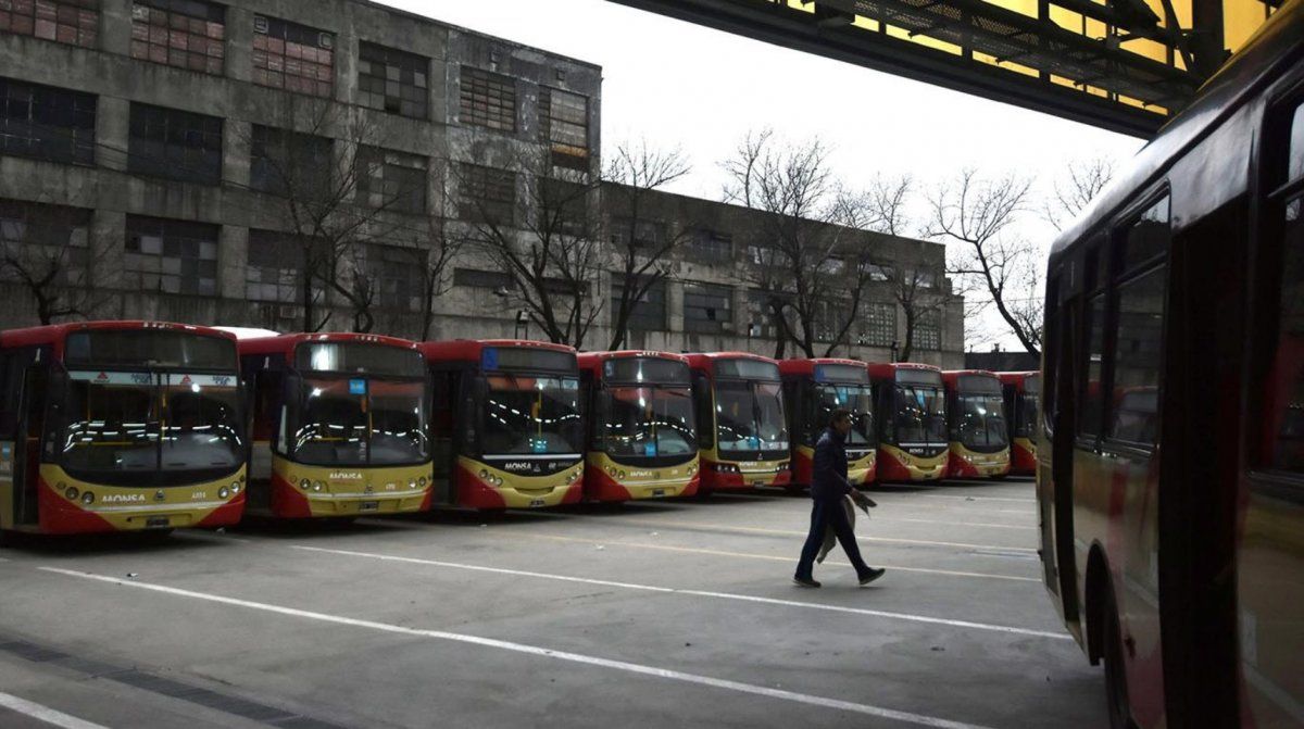 Por una interna gremial, paran por 24 horas 80 líneas de colectivos del AMBA, la provincia y el interior