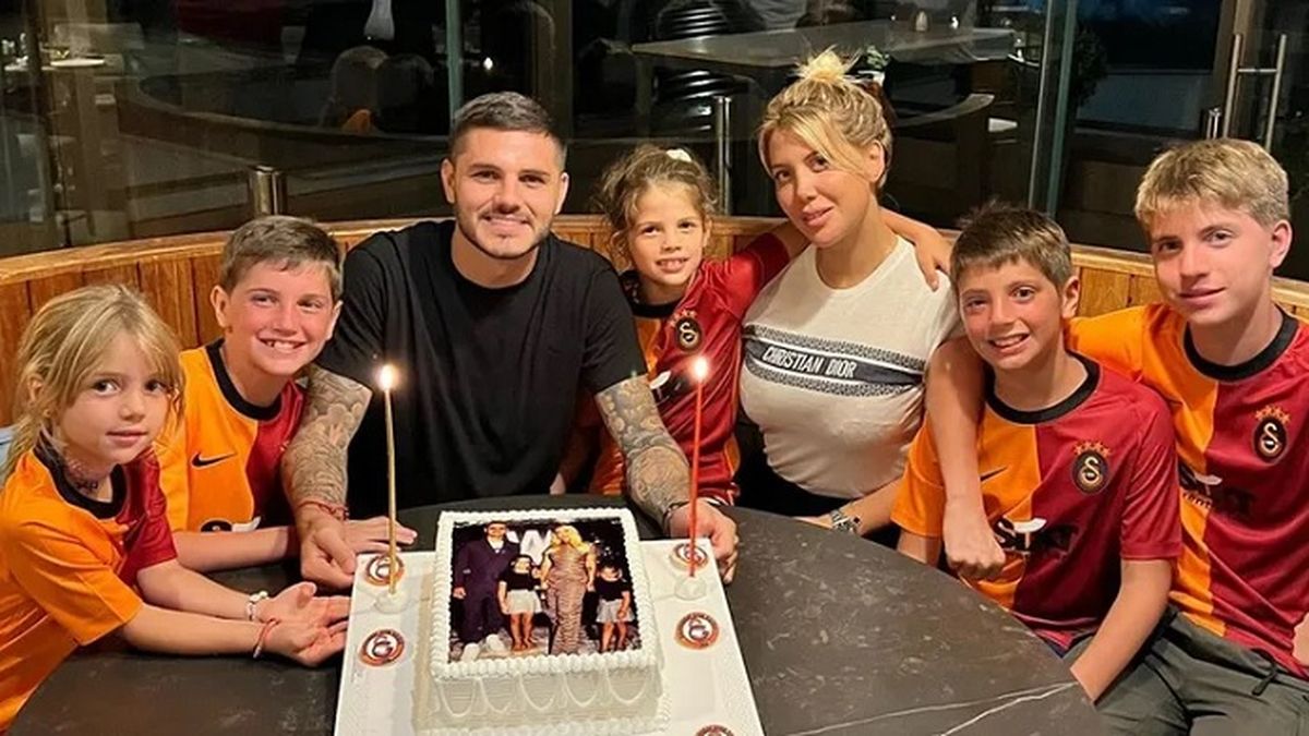Mauro Icardi y Wanda Nara junto a los cinco hijos de la familia en la bienvenida que el Galatasaray le dio al futbolista.&nbsp;