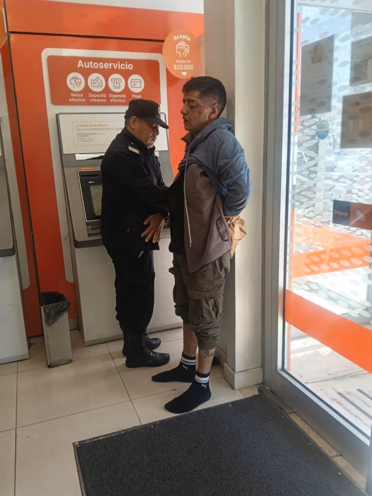 la Policía llegó al lugar tras un llamado al 911 y se llevó detenido al sospechoso, que permanecía dentro de la sucursal bajo custodia. (Foto: Policía bonaerense)