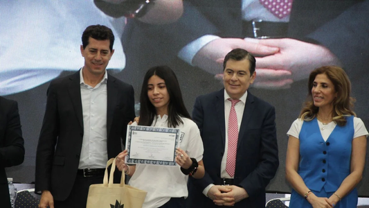 De Pedro, Zamora y el Presidente de la casa Ana Frank entregaron los premios del concurso literario sobre el discurso del odio y el racismo