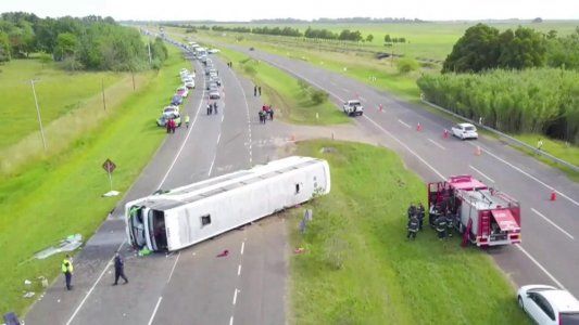 Volcó un micro en la Ruta 2 que trasladaba a chicos de un colegio primario: hay dos muertos