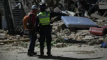Reportaron saqueos en comercios destruidos de La Guaira. (Foto: NA) Reportaron saqueos en comercios destruidos de La Guaira. (Foto: NA)