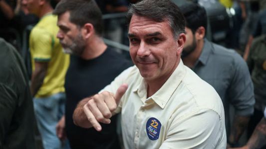 Elecciones en Brasil: Flávio Bolsonaro votó en Río de Janeiro y aseguró que llegó la hora del cambio
