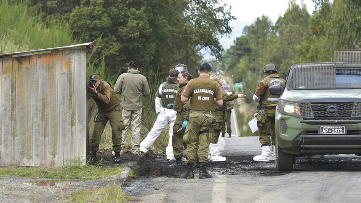 Carabineros buscan pistas en la zona en donde incendiaron la camioneta con los tres oficiales (Foto: gentileza RFI).