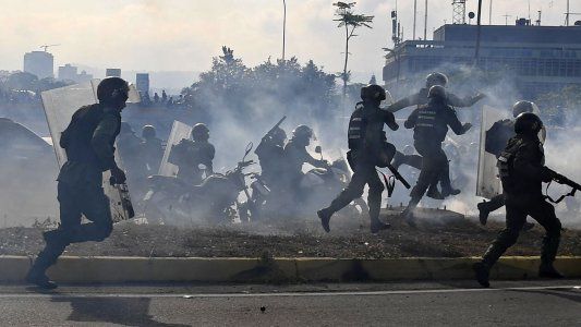 VIVO-En medio de los  enfrentamientos, Guaidó y Maduro convocan a salir a las calles