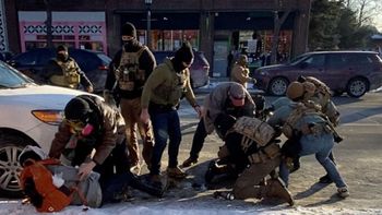 Los agentes del cuerpo contra los inmigrantes ilegales, puestos a disposición por la muerte del enfermero Pretti (Foto: Reuters).
