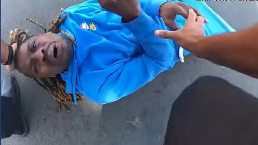 Video: policías de EE.UU. arrastran de los pelos a un parapléjico afroamericano