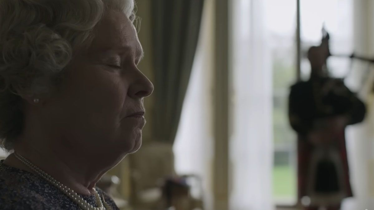 En la serie "The Crown", la reina Isabel escucha emocionada la tonada que eligi&oacute; para su muerte, ejecutada por el gaitero real. Isabel II sobrevivi&oacute; un a&ntilde;o a su esposo Felipe, el duque de Edimburgo. (Foto: Captura de TV)