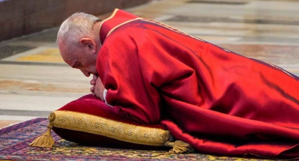 El papa Francisco preside en la Plaza San Pedro un Vía Crucis escrito por niños y jóvenes.