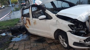 El hombre chocó el auto robado y le disparó a dos personas, luego se dio a la fuga