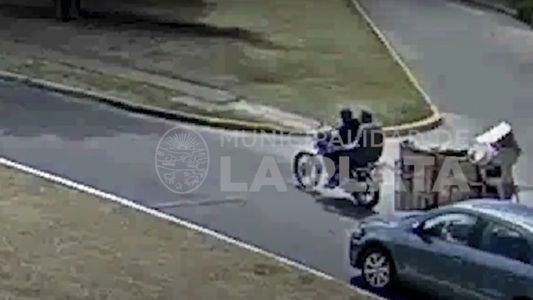 La Plata | Se robaron hasta la barrera del tren: el video de la desopilante treta de dos motochorros