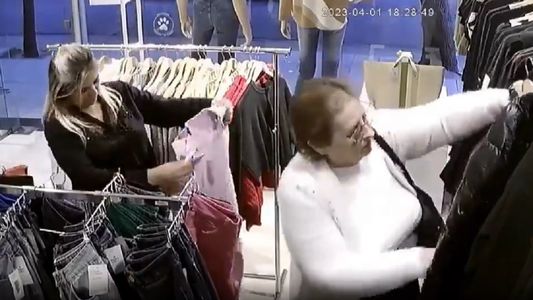 Abuela mechera: entró a robar a un local de ropa y se llevó dos camperas entre las piernas