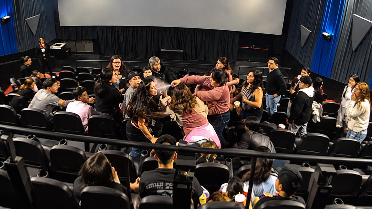 A los golpes en el cine: violenta pelea y ataque con gas pimienta mientras veían una película (editado)