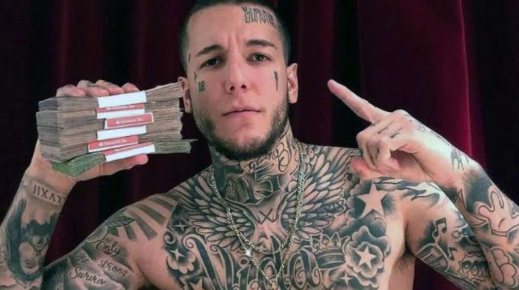 Alex Caniggia lo hizo otra vez: alardeó de su fortuna con billetes en la cintura