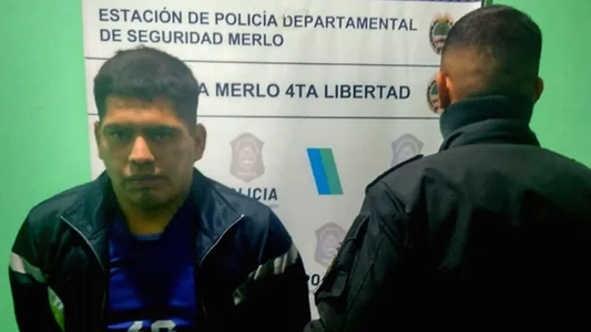 Video | Intentó entrar a robar por la chimenea, quedó atascado y tuvieron que rescatarlo los bomberos