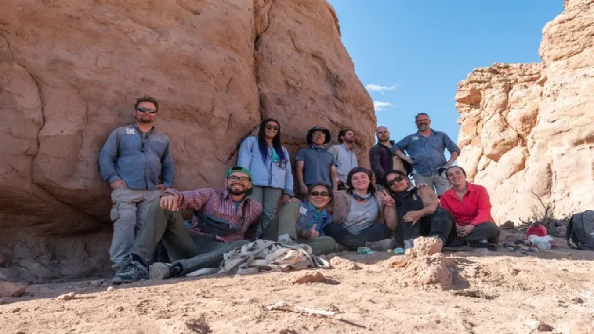 El equipo que encontró las huellas de dinosaurios con marcas de piel y garras en Río Negro (Foto: CONICET) El equipo que encontró las huellas de dinosaurios con marcas de piel y garras en Río Negro (Foto: CONICET)