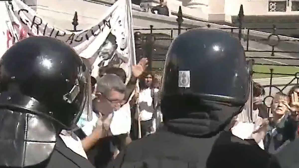 Tensión en la marcha docente: la policía aplicó el protocolo antipiquete (Foto: captura)